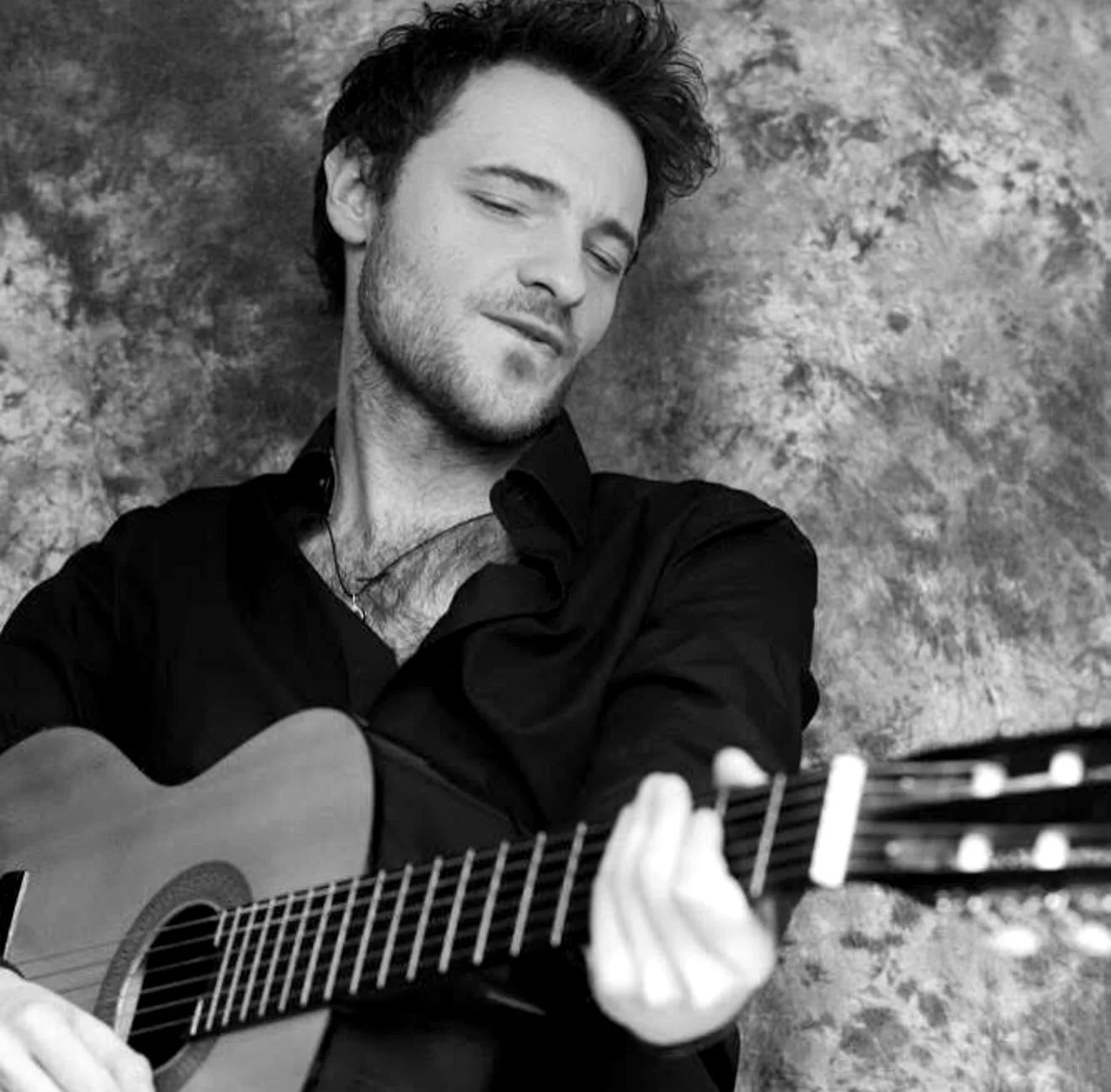Paul-Michel Manandise avec une guitare, photographie noir et blanc
