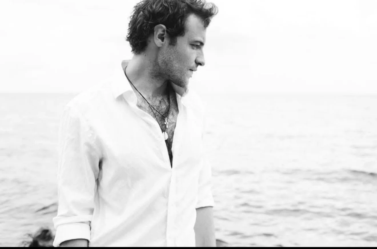 Paul-Michel Manandise au bord de la mer, photographie noir et blanc